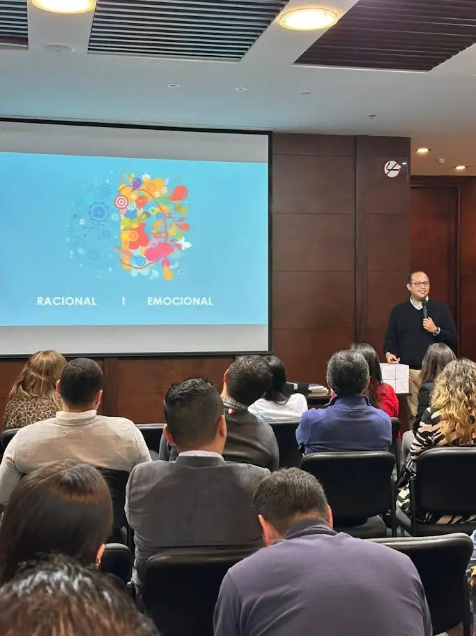 Felipe Eslava dictando clase